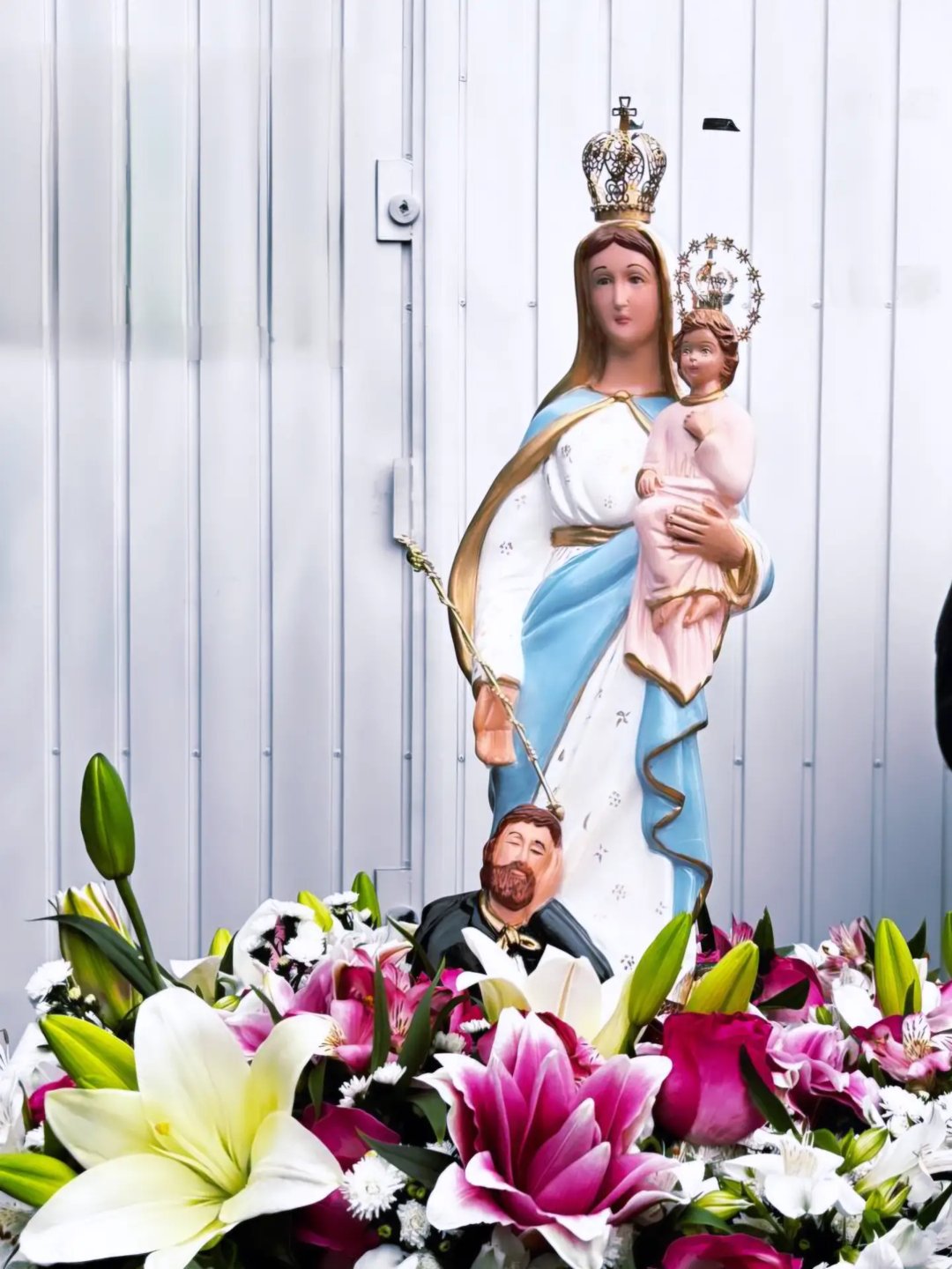 Imagem de N. Sra. da Penha com flores