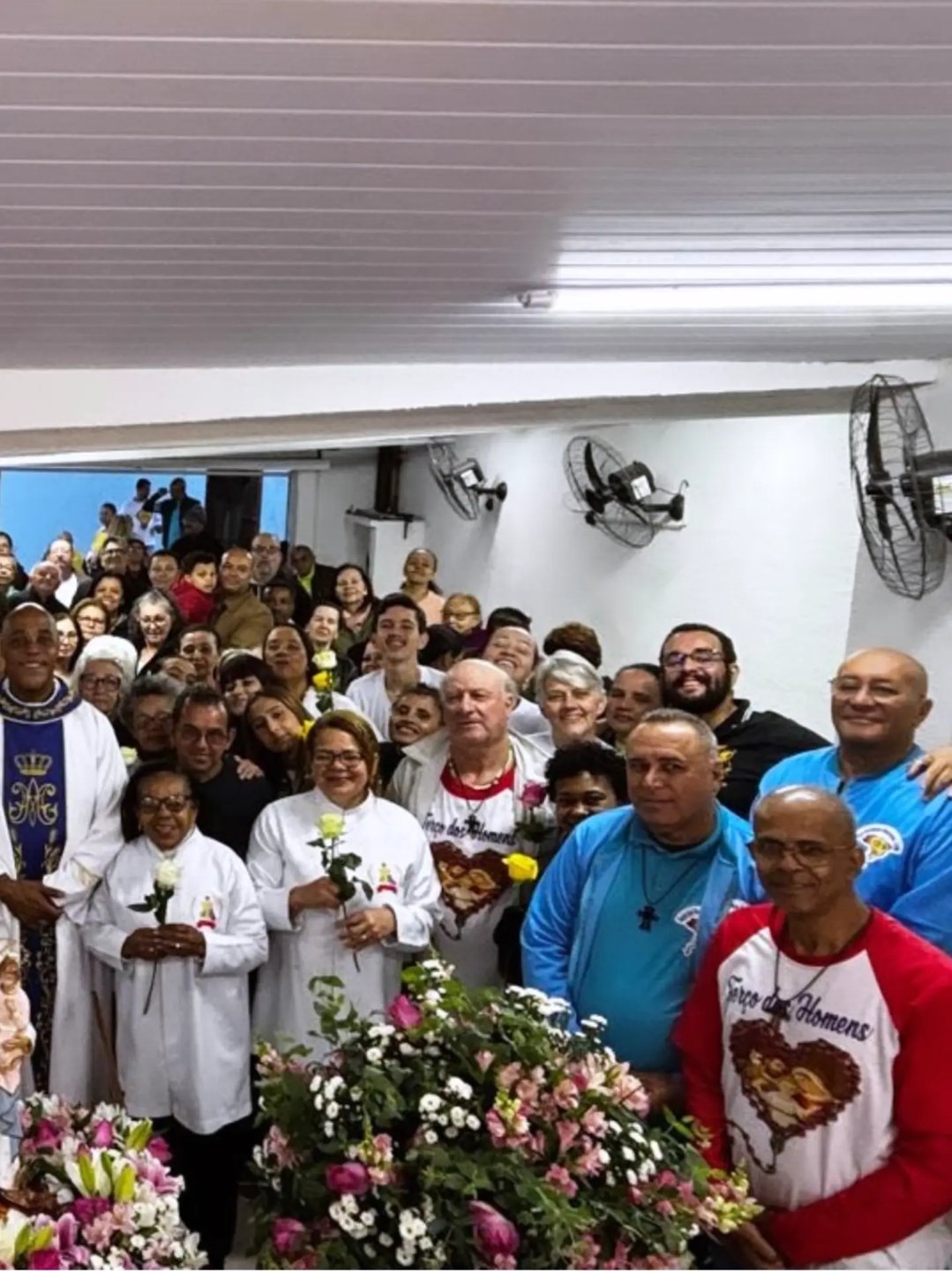 Comunidade reunida na capela