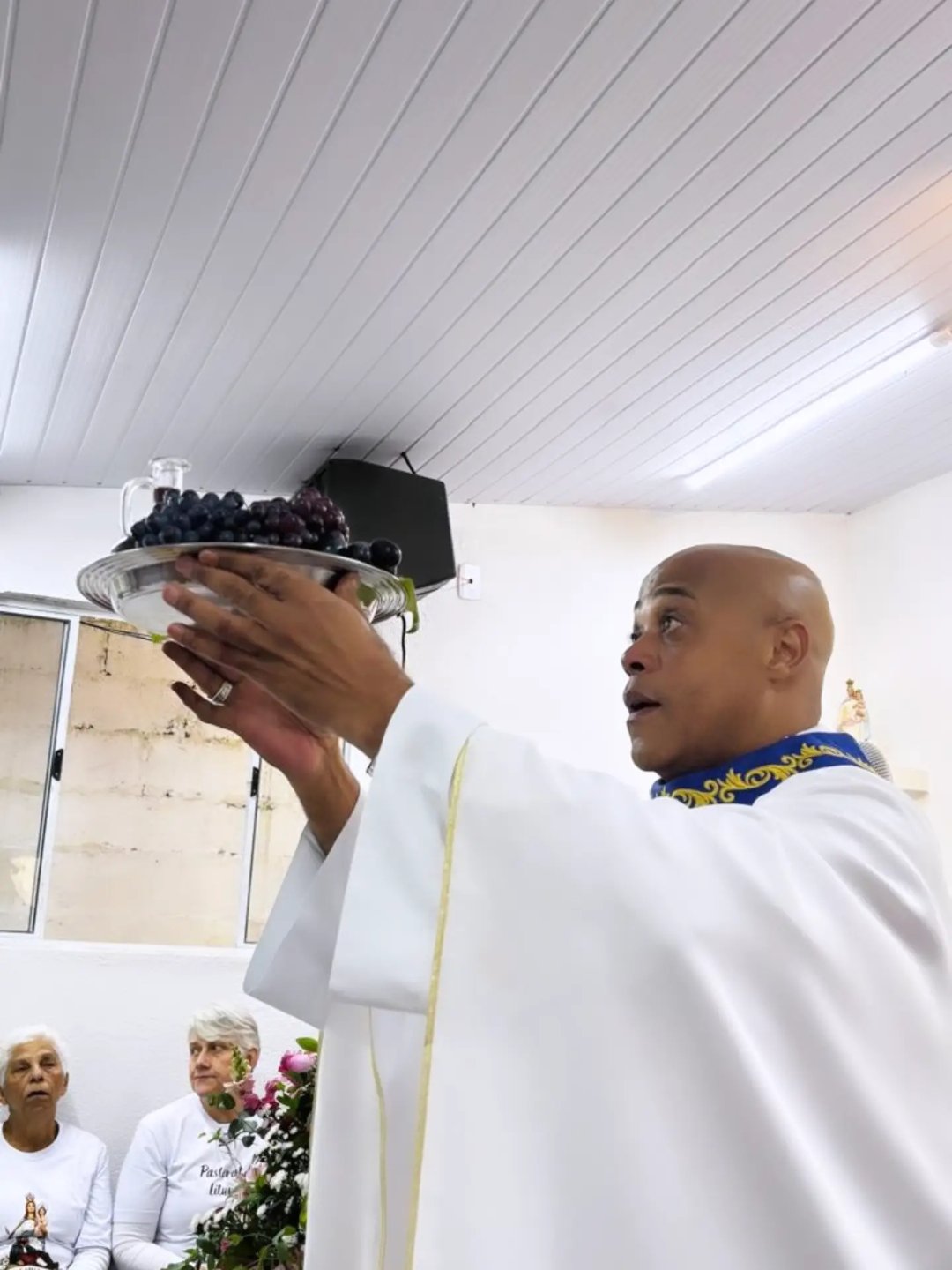 Padre com coroa da imagem