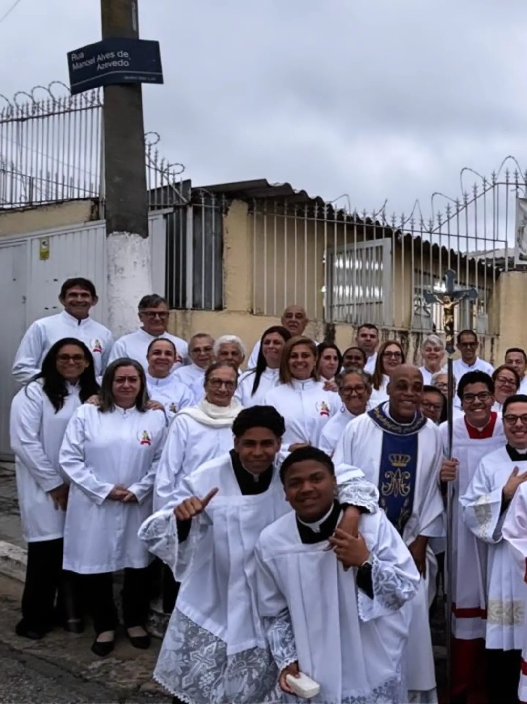 Coroinhas e comunidade na rua